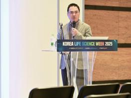 이차원 반도체의 다음 단계: 이차원 반도체의 합성과 모놀리식 3D 집적, 그리고 신소자 응용 기사 이미지